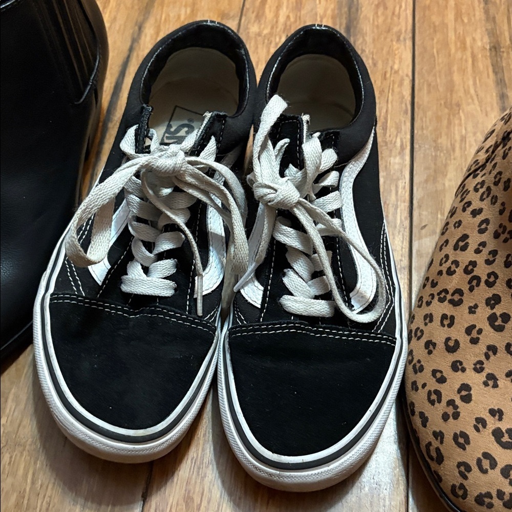 Lot Of 4 Big Girl Grade School Sizes 4-5 Shoes - Picture 6 of 14